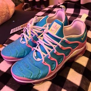 I’m selling these air vapormax plus’s. They are a 9.5 in womens and a 7.5 in men